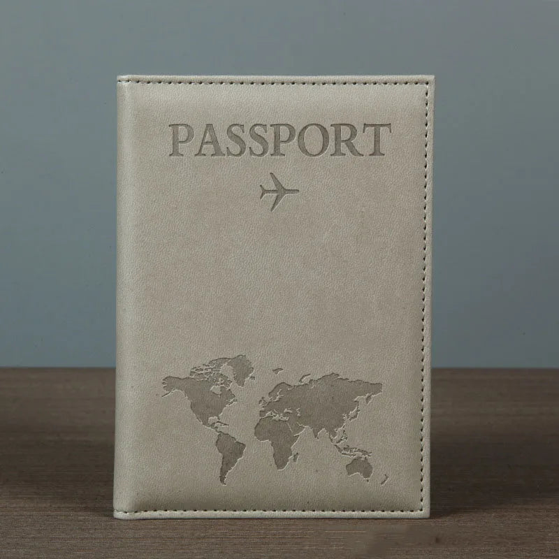 Coque de passeport en cuir PU beige clair avec le mot PASSPORT et une carte du monde gravée à l'avant.