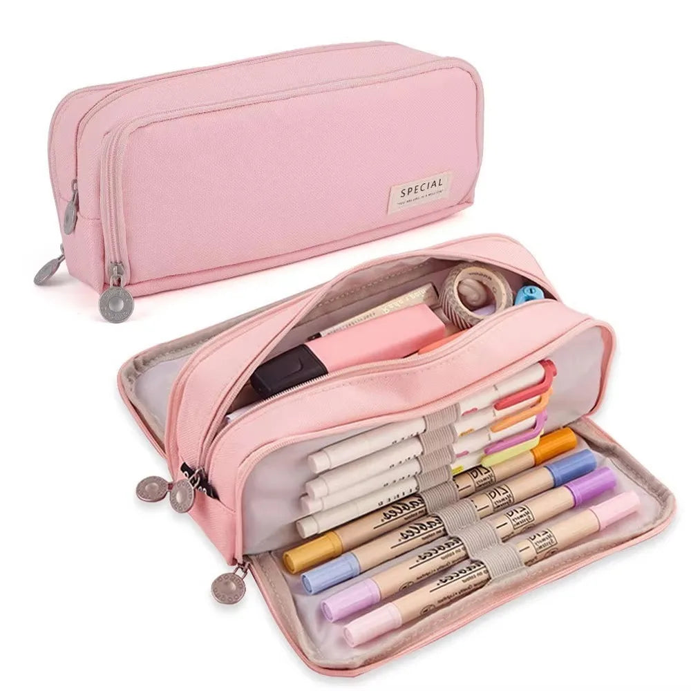 Étui à crayons rose à plusieurs compartiments avec fermeture éclair et diverses fentes de rangement.