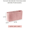 Organisateur de sac en fausse suede rose, mesurant 16 cm de large, 8.6 cm de haut et 5 cm de profondeur.