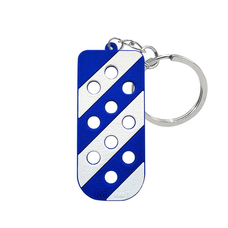 Porte-clés avec support de chaussure en silicone rayé bleu et blanc et anneau en métal.
