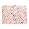 Funda acolchada rosa claro para portátil con un pequeño estampado floral azul.