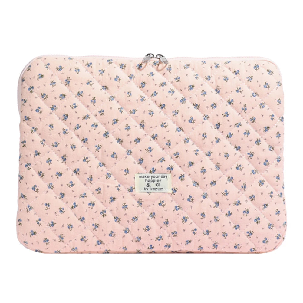 Funda acolchada rosa claro para portátil con un pequeño estampado floral azul.