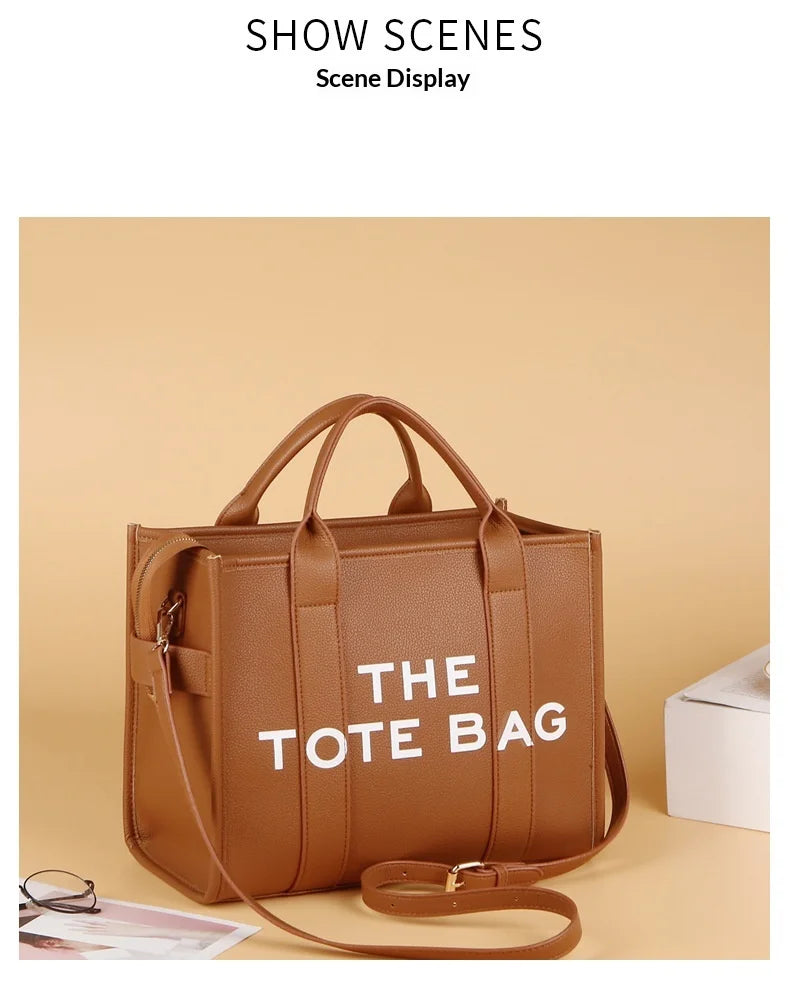 Un sac fourre-tout de luxe en PU marron présenté sur un fond neutre.