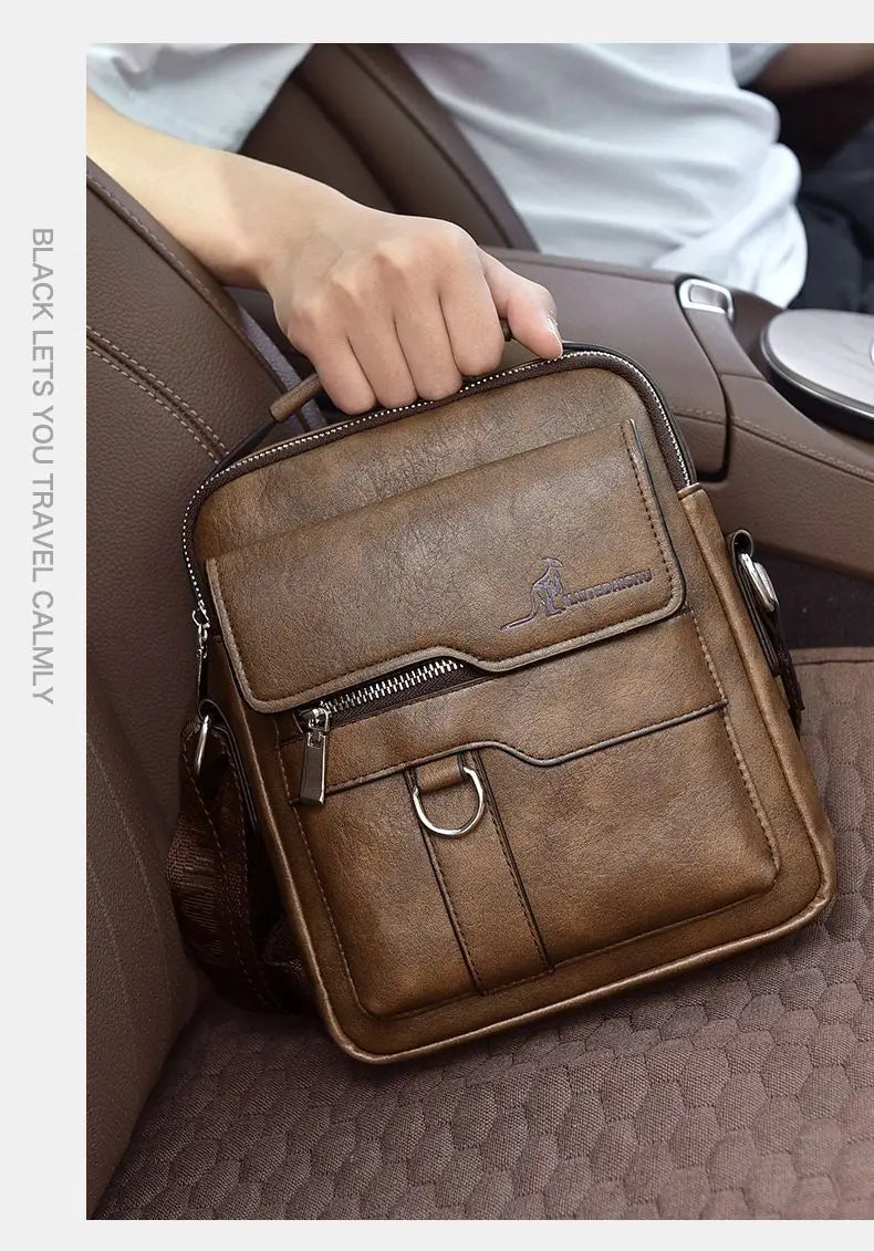 Una bolsa de cuero marrón vintage es sostenida por una mano dentro de un asiento de coche.