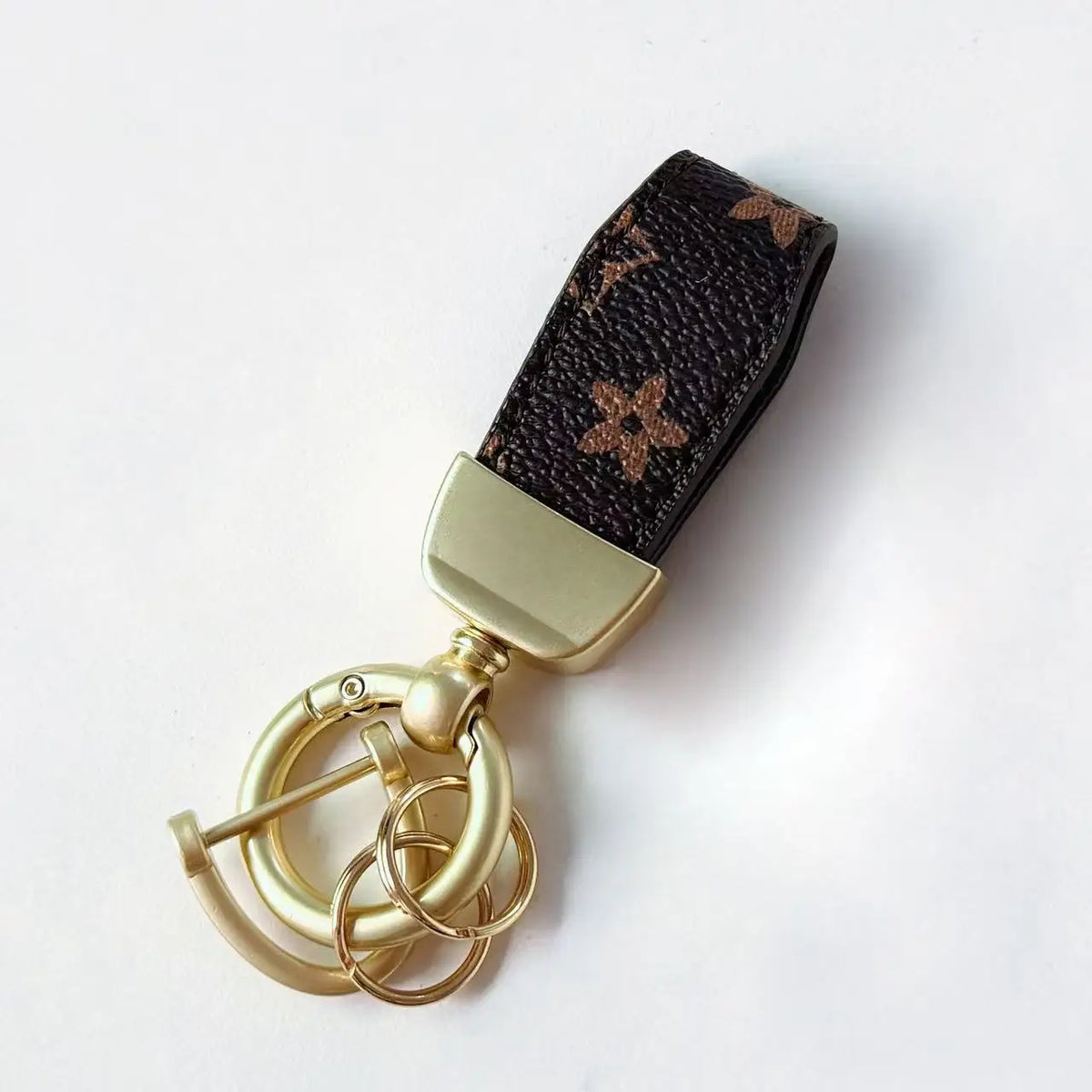 Echtes Leder-Schafsfell Auto-Anhänger mit braunem Musterband und goldfarbener Ring.