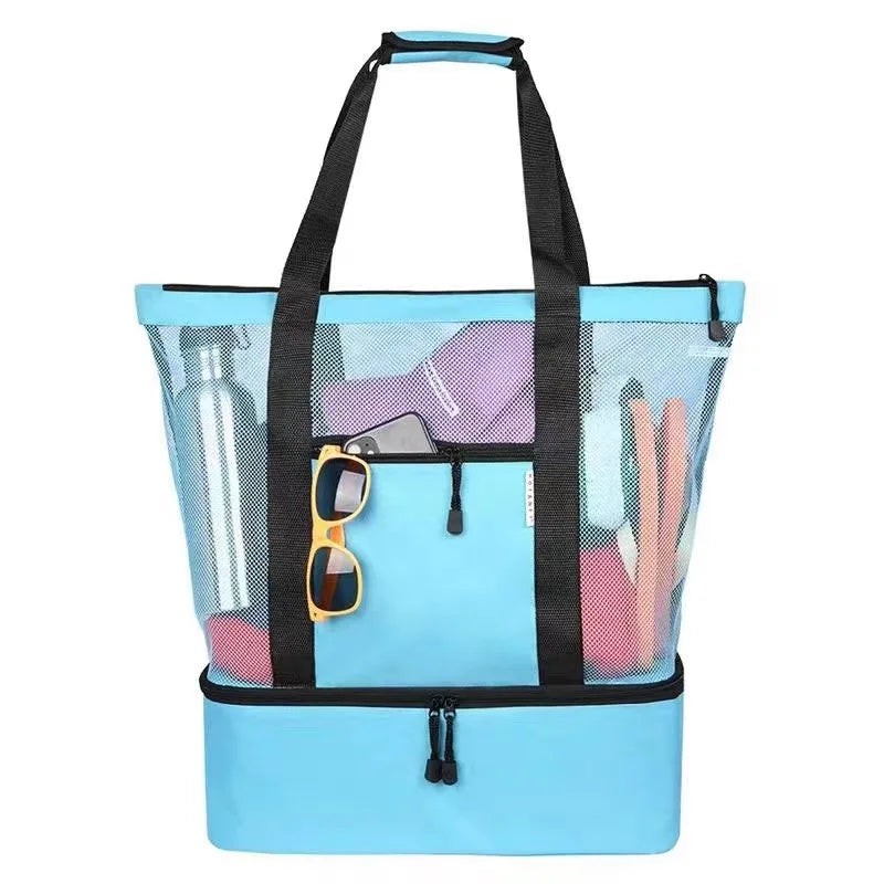 Hellblaue isolierte Netztasche mit schwarzen Henkeln und Innenfächern für Strand- oder Picknickgegenstände.