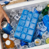 Blocs de glace en gel bleus réutilisables remplissant une glacière avec de la glace et diverses boissons