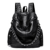 Sac à dos en cuir souple noir de luxe avec sangles et quincaillerie à clous
