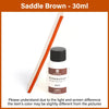 Bouteille d'huile de peinture à bord en cuir brun selle, 30ml, avec bâton applicateur en bois.