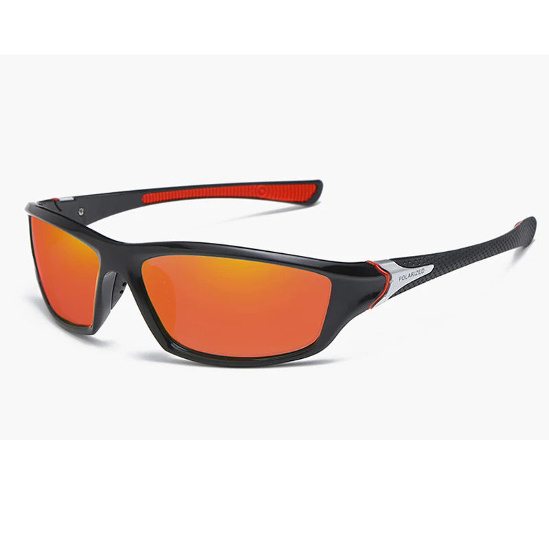Un par de gafas deportivas negras polarizadas con lente naranja y correa de acento roja.