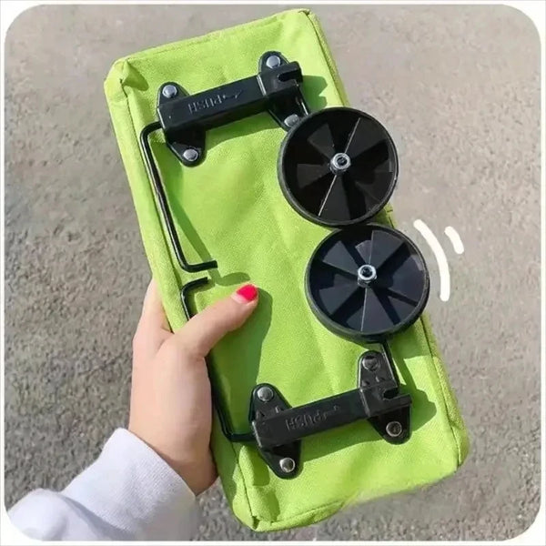 Un chariot de courses pliable vert lime vif avec poignées et roues noires est tenu par une main.