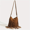 Bolso cruz de macramé marrón con flecos largos.