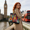 Una mujer con abrigo beige sostiene un bolso de tela acolchado vintage con pájaros de colores de fondo a los Houses of Parlia