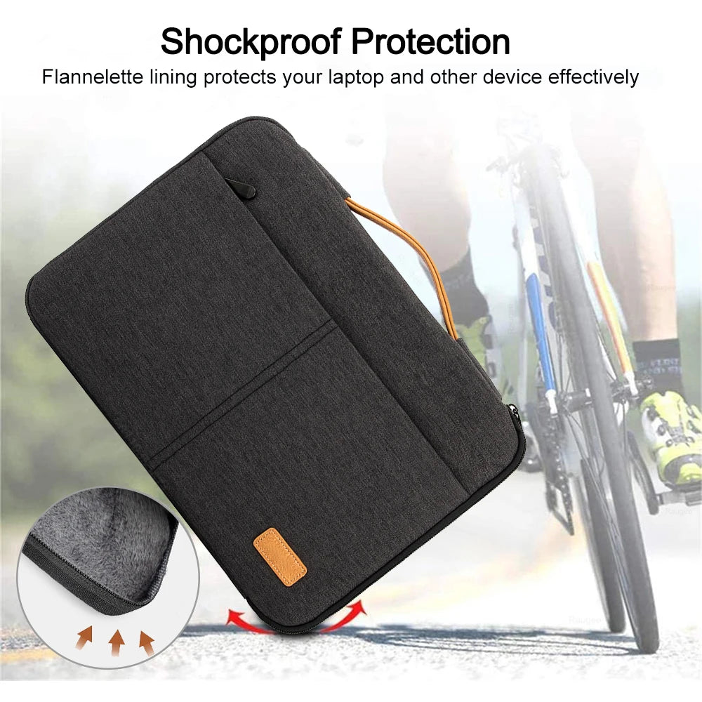 Manchon d'ordinateur portable en feutre noir, gros plan de la doublure de flanelle et d'une flèche indiquant la protection.