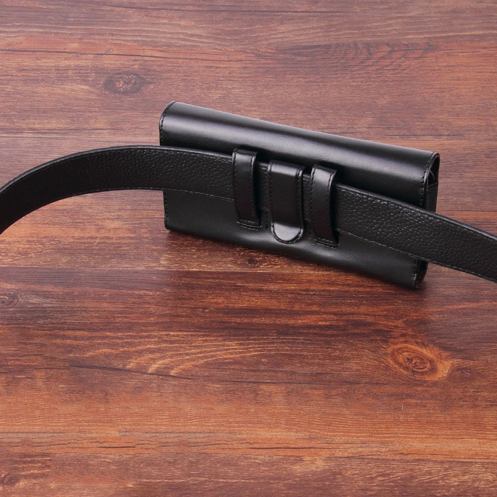 Porte-clés de téléphone en cuir noir sur un support en bois foncé.