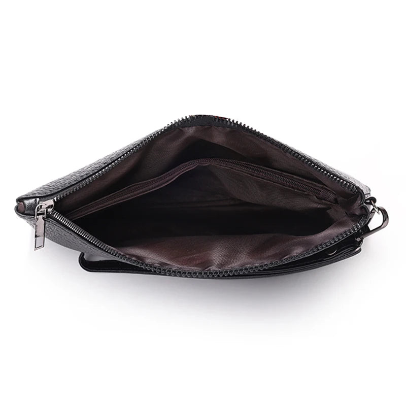 Schwarze Kunstleder-Herrenclutch, geöffnet, zeigt das Innenfutter.