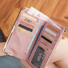 Pinkes Leder-Multi-Funktions-Clutch-Portemonnaie geöffnet, zeigt Karten und eine VIP-Karte.
