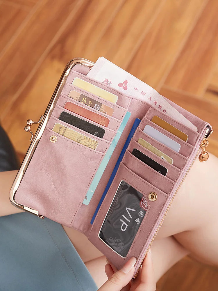 Pinkes Leder-Multi-Funktions-Clutch-Portemonnaie geöffnet, zeigt Karten und eine VIP-Karte.