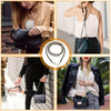 Eine Frau modelliert einen verstellbaren Metall-Crossbody-Taschenriemen.