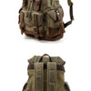 Mochila de senderismo de lona verde oliva oscura con detalles y correas de cuero marrón.