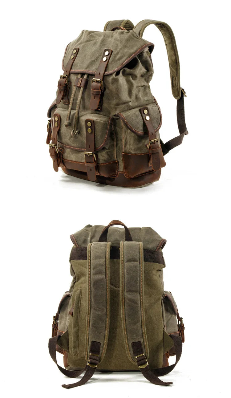 Mochila de senderismo de lona verde oliva oscura con detalles y correas de cuero marrón.
