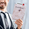 Un hombre de traje sostiene una funda de pasaporte rosa con un emblema de avión negro y una tarjeta de identidad.