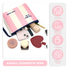 Bolsa de cosméticos a rayas rosa y blanca con ribete oscuro, junto a productos de belleza como bálsamo labial y polvo.