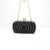 Schultertasche mit schwarzem Diamantperlenbesatz und goldener Kettchenriemen.