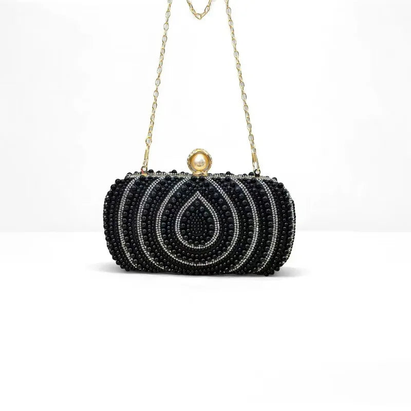 Schultertasche mit schwarzem Diamantperlenbesatz und goldener Kettchenriemen.