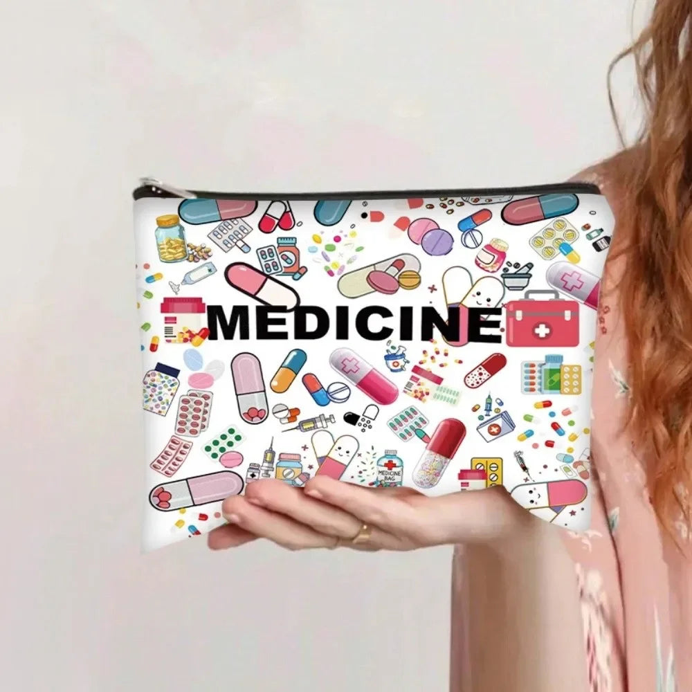 Una mano sostiene una bolsa de cierre de lona blanca llena de varios artículos y pastillas temáticos de medicina.