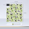 Feuille de papier vert clair avec un motif répétitif de visages de pandas en noir et blanc.