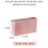 Organisateur de sac en tissu rose mesurant 16 cm de large, 8.6 cm de haut et 5 cm de profondeur.