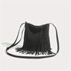 Bolso cruz boho negro con flecos largos, mostrado contra un fondo blanco.