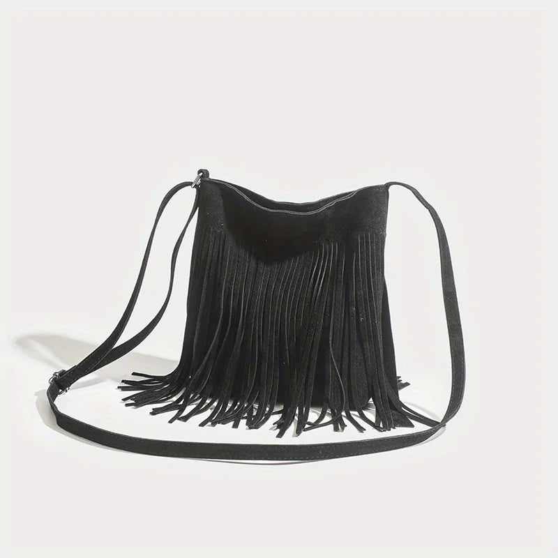 Bolso cruz boho negro con flecos largos, mostrado contra un fondo blanco.