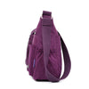 Lila wasserdichte Nylon-Crossbody-Tasche mit gepolsterter Trageleiste vor weißem Hintergrund