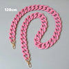 Collier en résine rose étalé sur une surface grise, mesurant 120 cm.