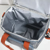 Una bolsa térmica gris de doble capa abierta, mostrando el forro interior y los compartimentos acolchados.