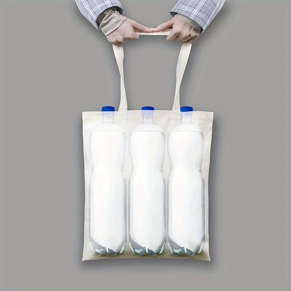 Un paquet de quatre bouteilles d'eau en plastique blanc est exposé dans un sac en toile de coton beige.