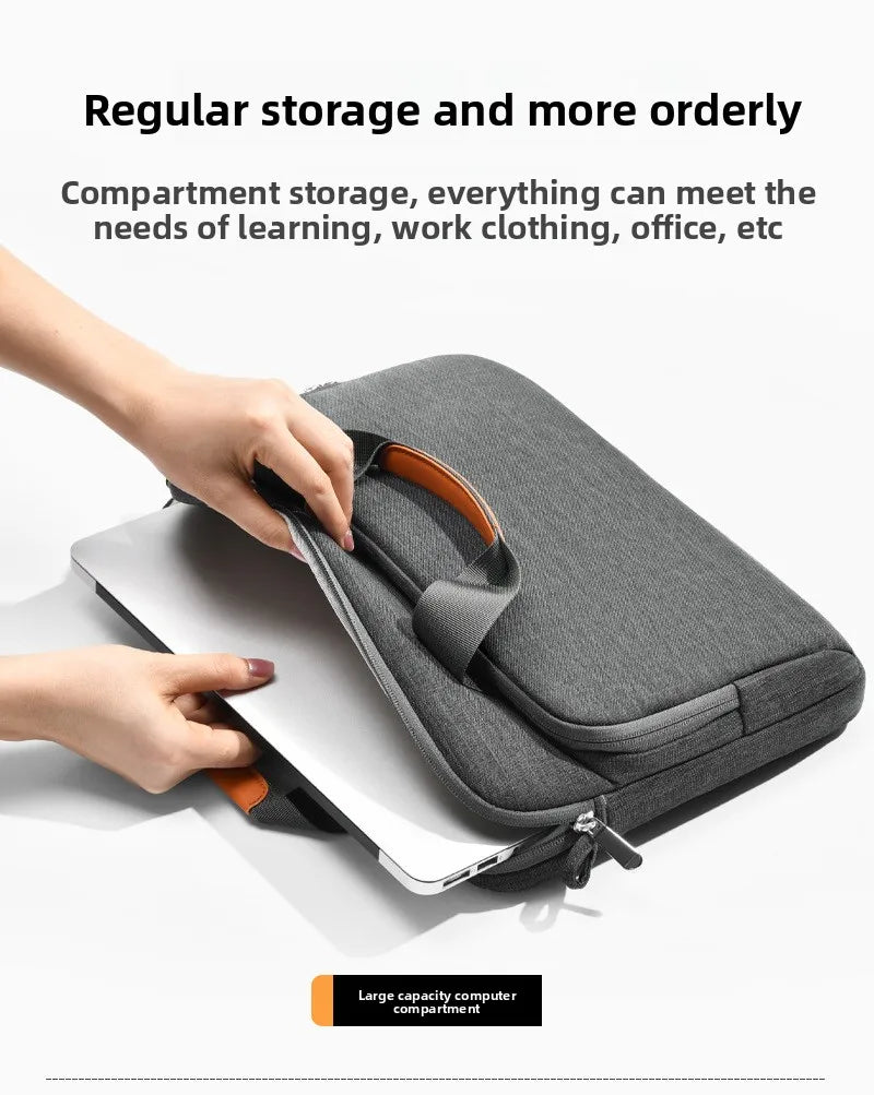Une main place un ordinateur portable dans une housse de rangement grise pour un stockage régulier et une meilleure organisat