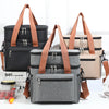 Tres bolsas de almuerzo para picnic térmicas en negro, beige y gris con correas marrones.