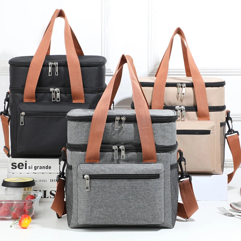 Tres bolsas de almuerzo para picnic térmicas en negro, beige y gris con correas marrones.