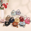 Collection de porte-monnaie et clés en PVC de luxe de différentes couleurs, présentées sur une surface claire.