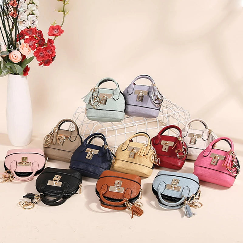 Collection de porte-monnaie et clés en PVC de luxe de différentes couleurs, présentées sur une surface claire.