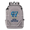 Grauer multifunktionaler Rucksack mit der Ziffer 67 in Blau und dem Text SIX SEVEN.