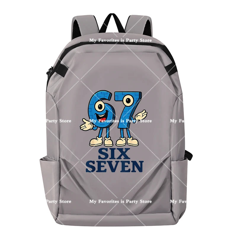 Grauer multifunktionaler Rucksack mit der Ziffer 67 in Blau und dem Text SIX SEVEN.