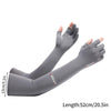 Manches en soie glacée gris montrés à plat, démontrant une longueur de 52 cm ou 20,5 pouces.