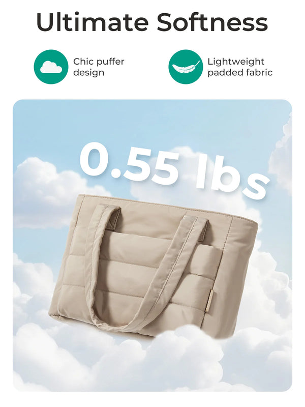 Beige gesteppte Puffer-Tasche vor blauem Himmel mit weißen Wolken