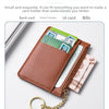 Braunes Leder-Kartenträger-Wallet mit Reißverschluss, das verschiedene Karten und eine ID zeigt.