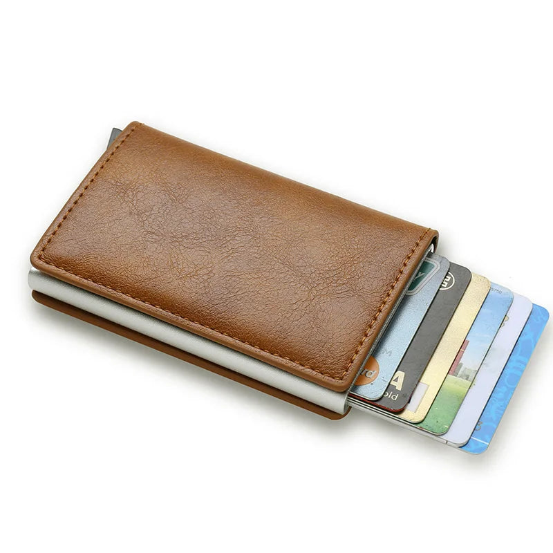 Portefeuille étui en cuir marron avec plusieurs cartes de crédit à l'intérieur.
