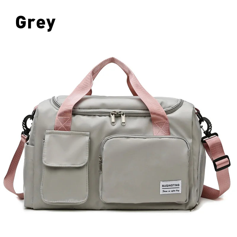 Graue wasserdichte Segeltasche mit rosa Riemen und Taschen.